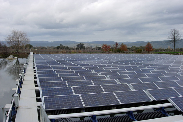 Fermes solaires flottantes