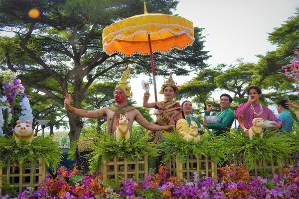 Grupo de bailarines tradicionales tailandeses en el festival Songkran, Bangkok  
