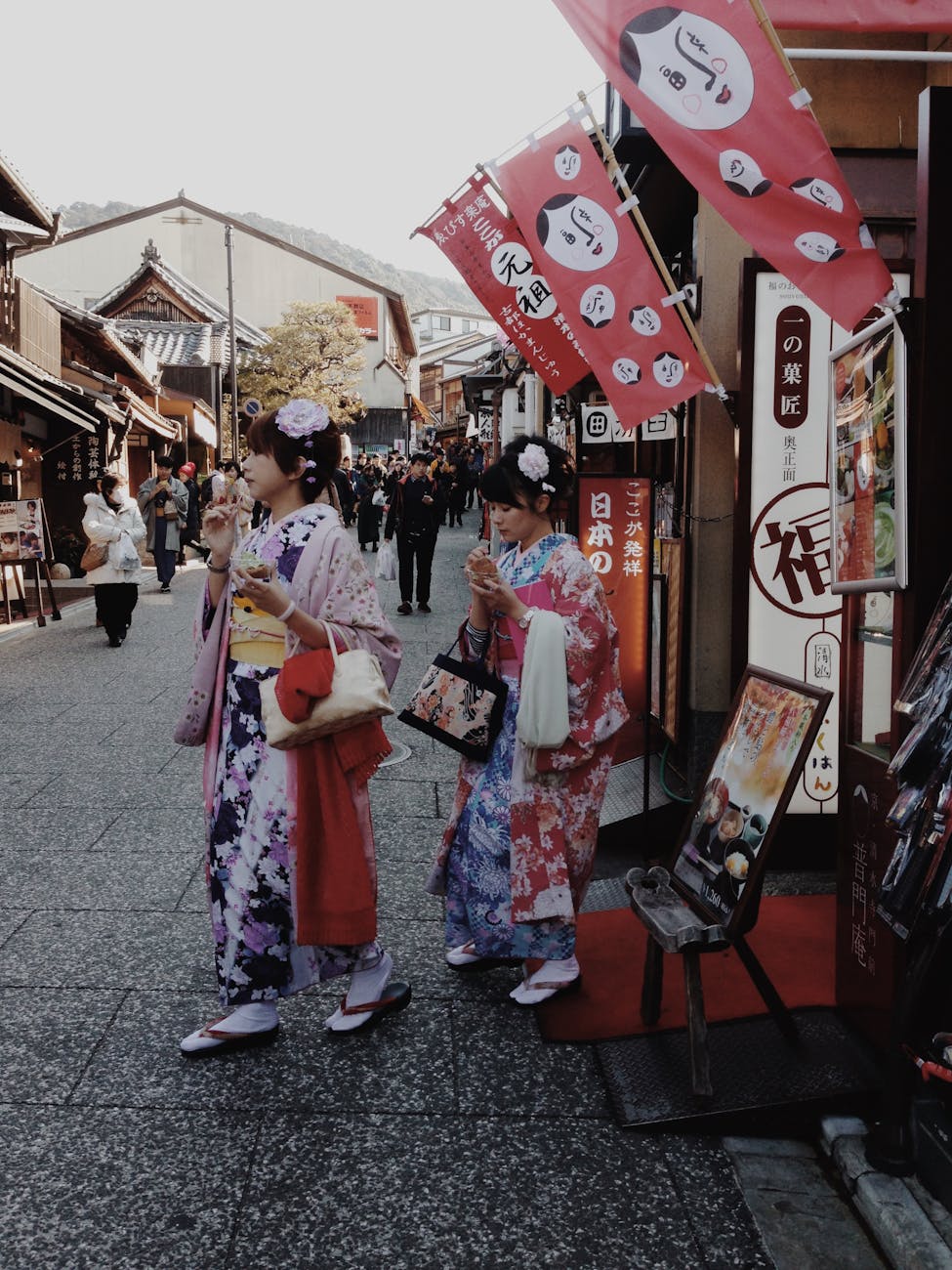 Dos mujeres en Yukata cerca del mercado