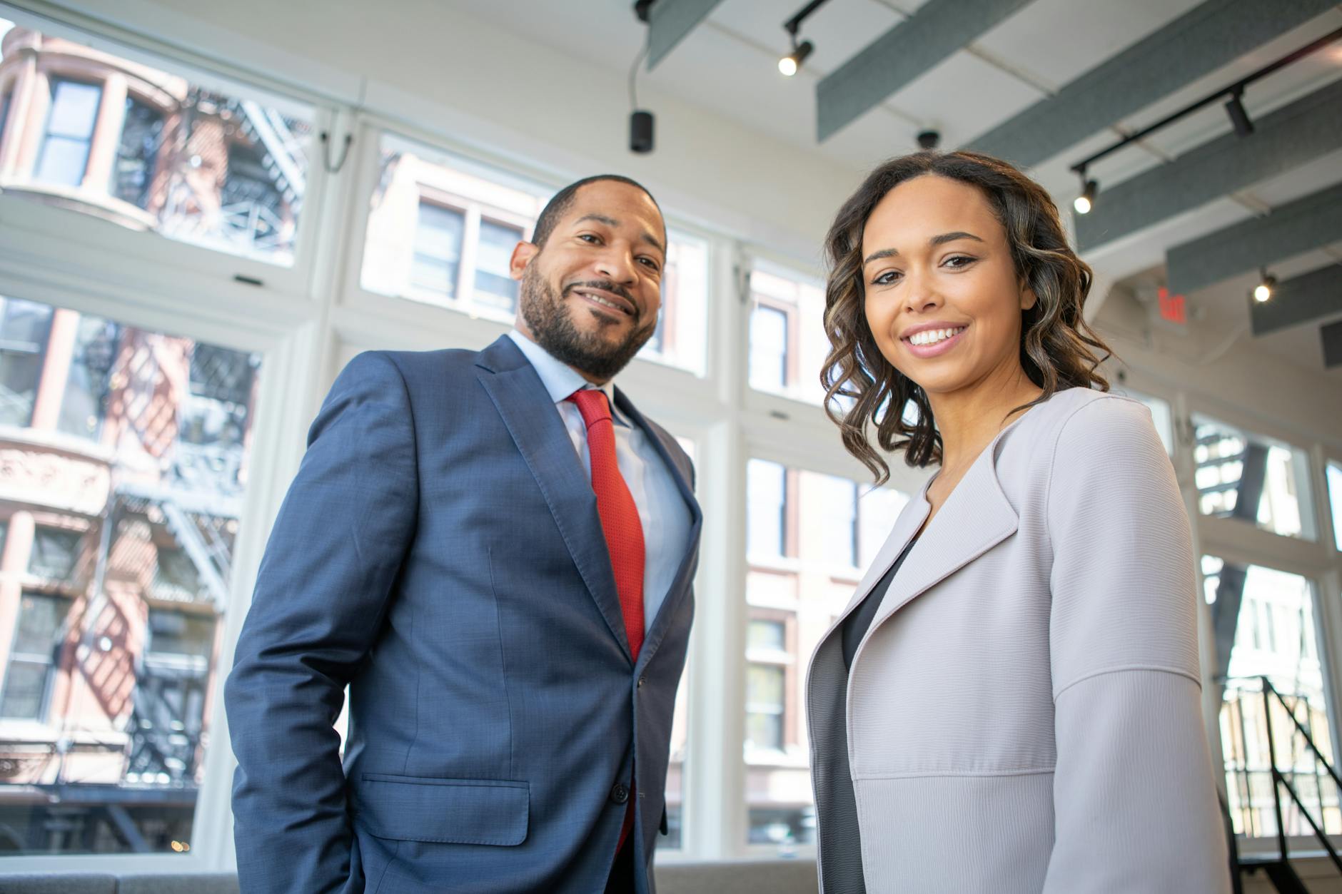 homme et femme souriant à l’intérieur du bâtiment