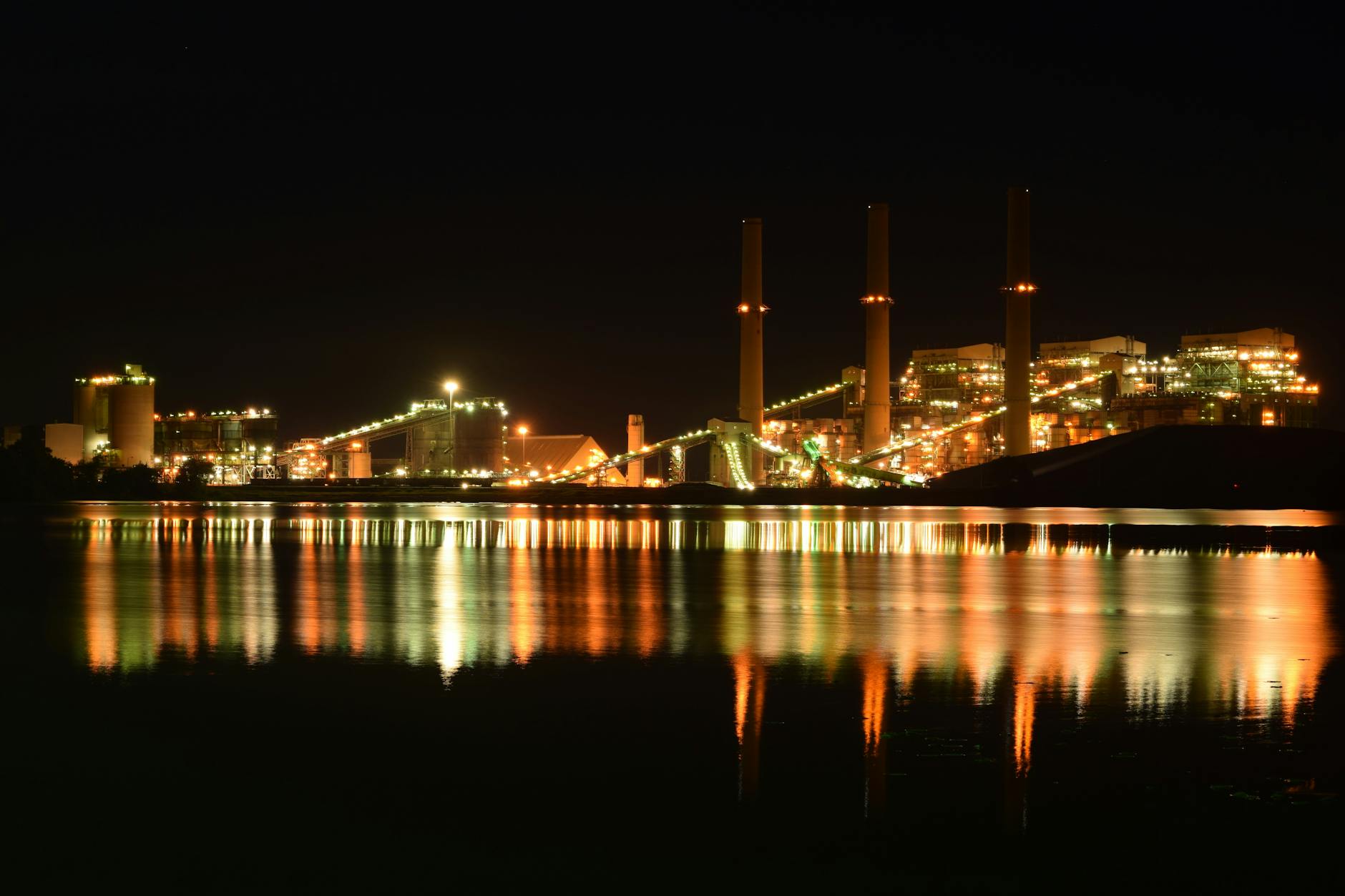 Ville illuminée la nuit