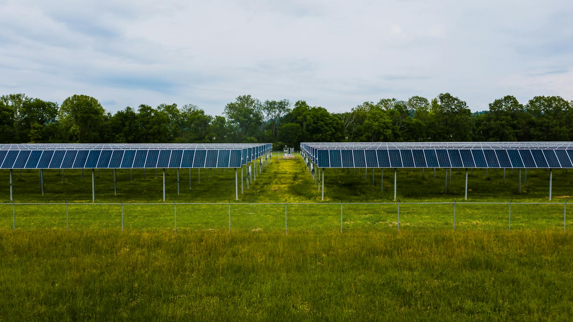 Station d’énergie solaire photovoltaïque moderne dans une campagne luxuriante