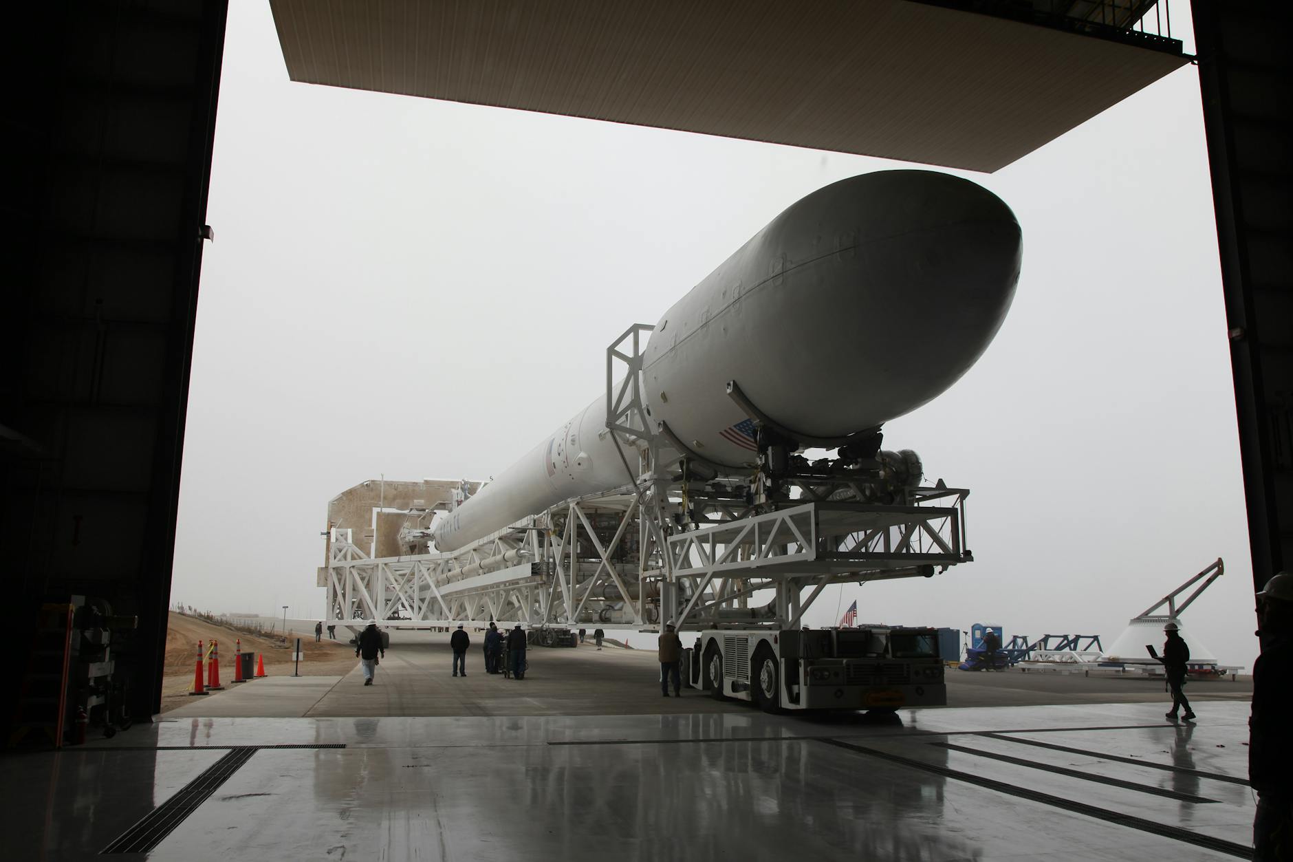 Transporte del cohete ensamblado al hangar