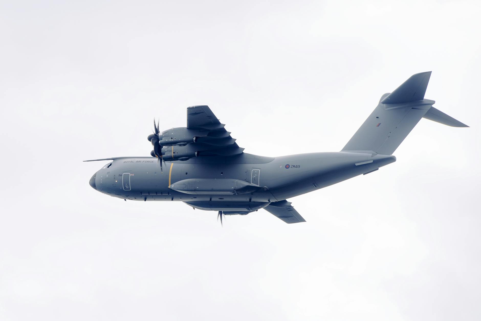 Caza a reacción moderno volando en cielo claro