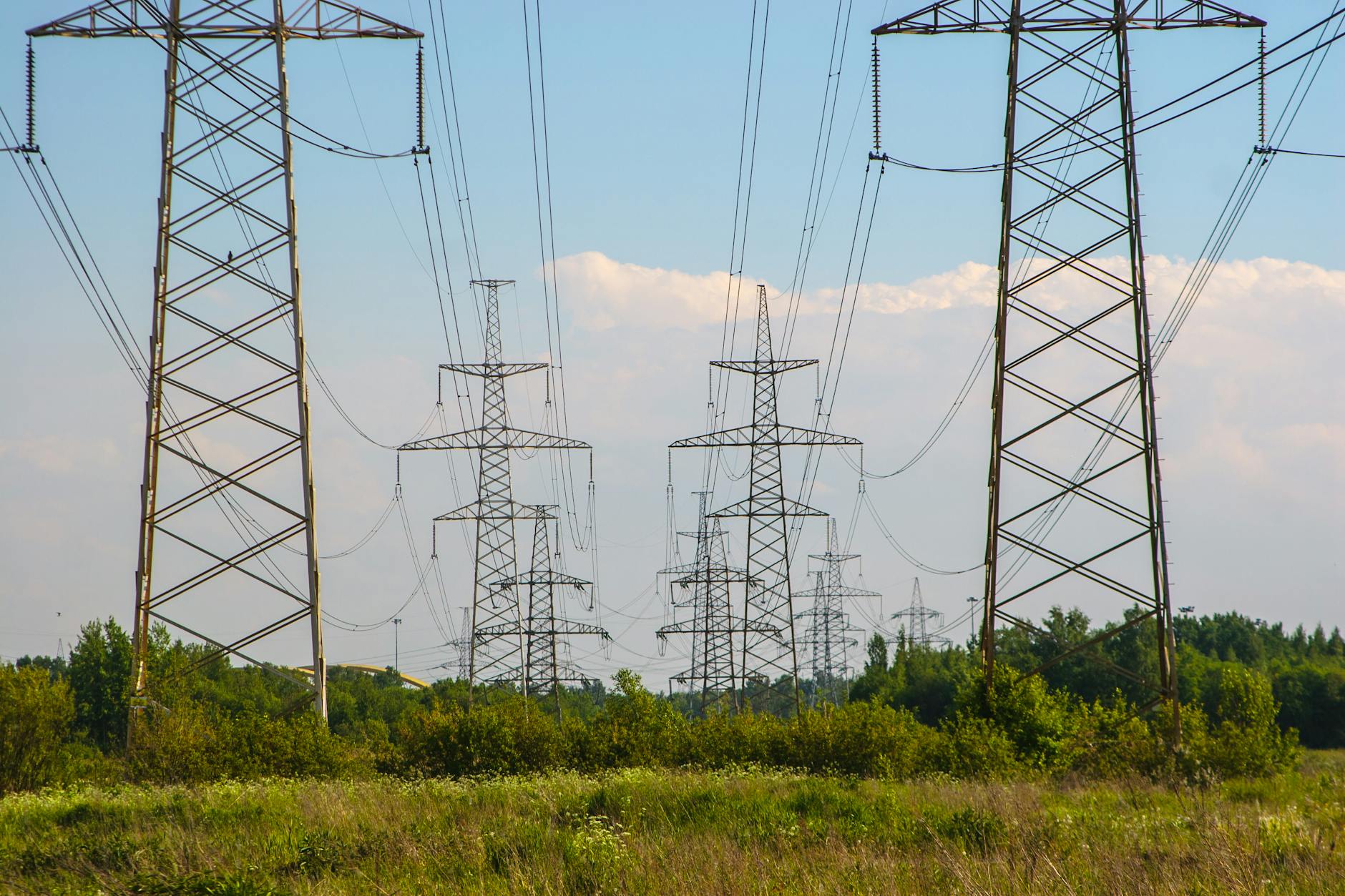 Vue symétrique des pylônes électriques