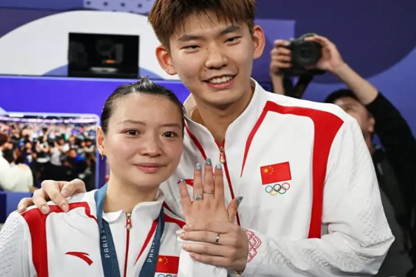 Liu Yuchen proposed to gold medallist Huang Yaqiong